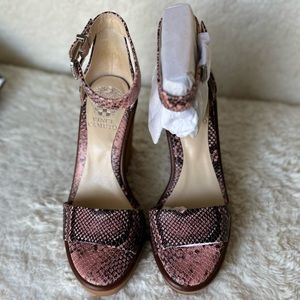 Vince Camuto size 7 rose snakeskin print wedges
